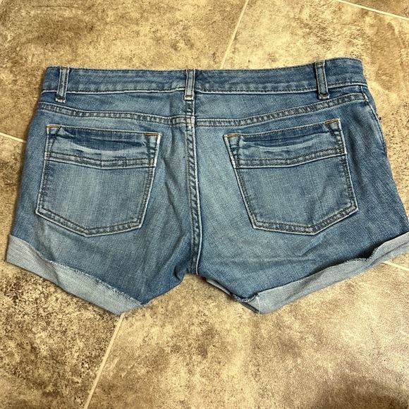 Women’s gap jean shorts, size 6 - Picture 3 of 3
